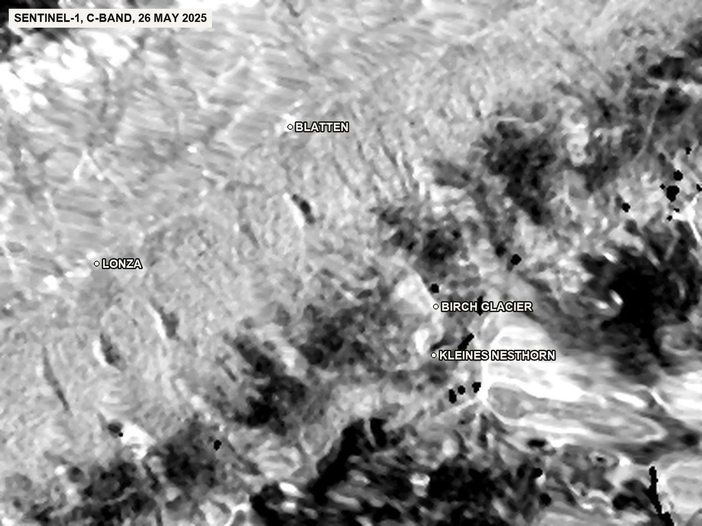 Sentinel-1, C-band: radar brightness of the image of 26 May 2025, two days before the collapse. The valley floor is dark, the rock faces that face the satellite are bright and look compressed. This is how short-wavelength radar sees the mountains.