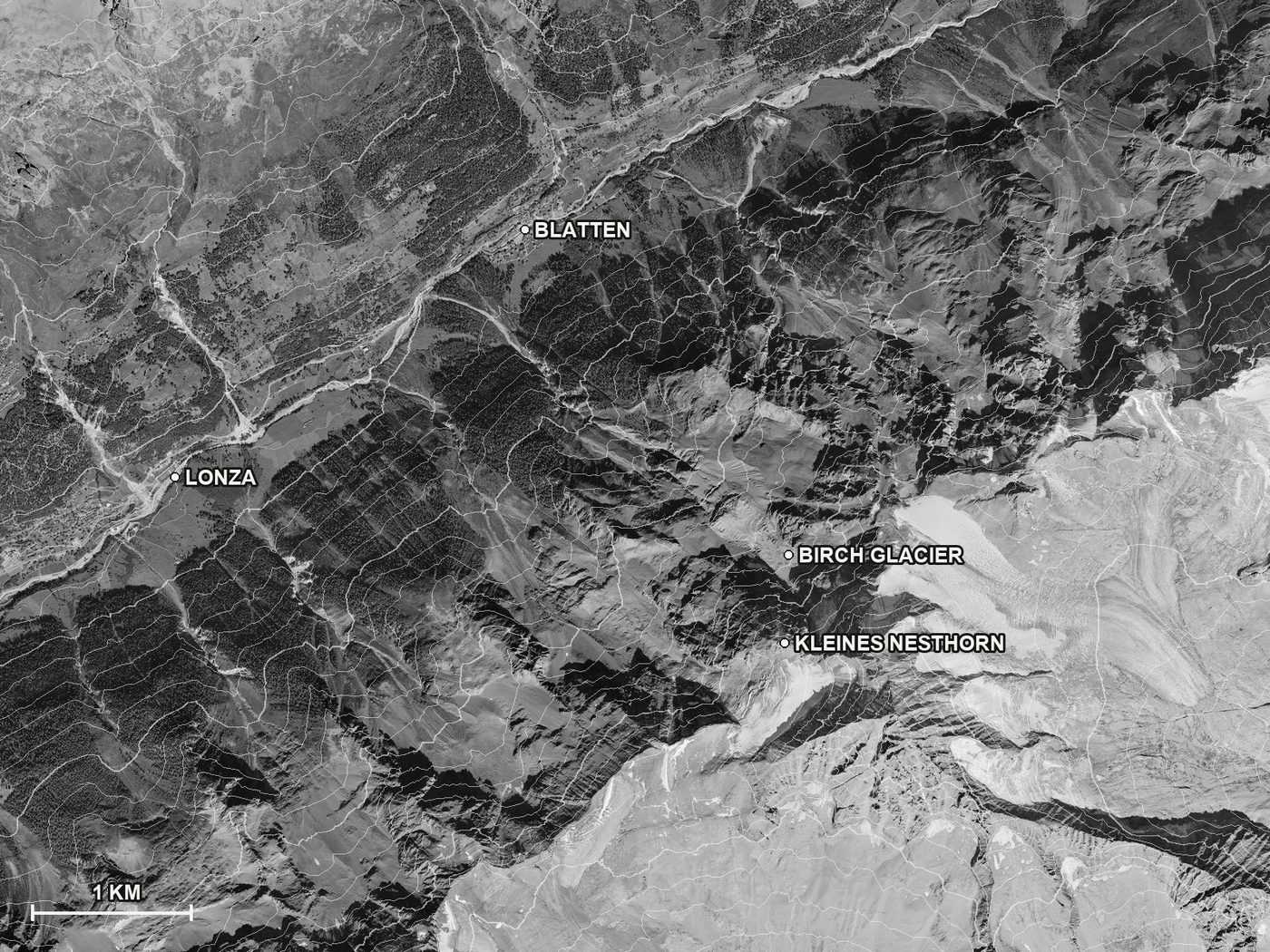 The area around Blatten from above: the swisstopo aerial image in greyscale with 100 m contour lines. The village lies in the valley at the top left; the Kleines Nesthorn and the Birch Glacier sit at the lower right, about 1,900 m above it. North is up, the bar shows one kilometre.